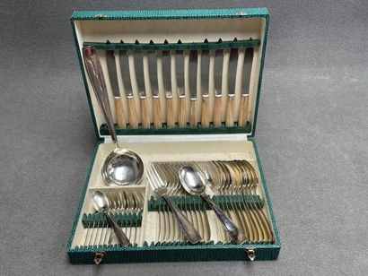 Ecrin avec Ménagère de couverts en métal...
