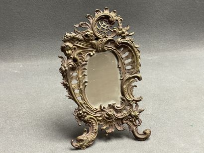 Petit miroir de table cadre en bronze. 
Style...