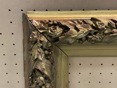 Grand cadre en bois et stuc doré à décor...