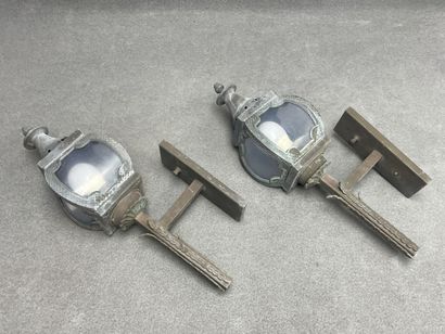 Paire de lanternes en tôle.
H. :48 cm.