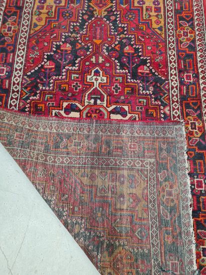 Tapis d'Orient en laine.
240 x 130 cm