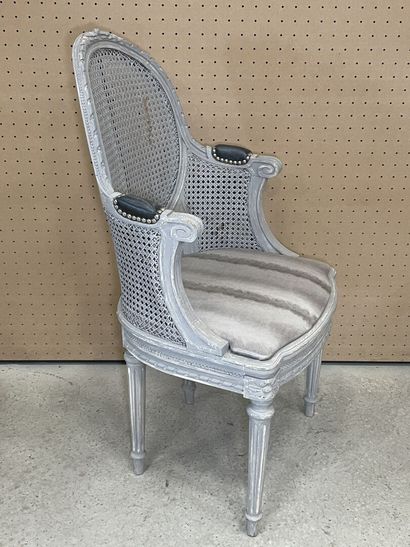 Paire de bergères de style Louis XVI et paire...