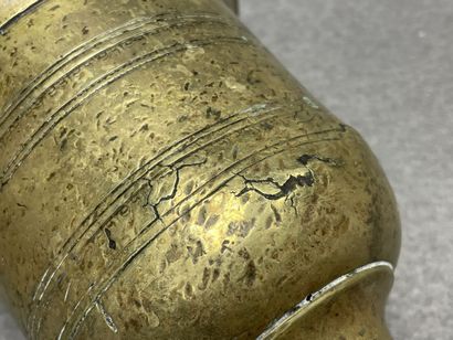 Mortier et cloche en bronze. 
H. :15 cm....