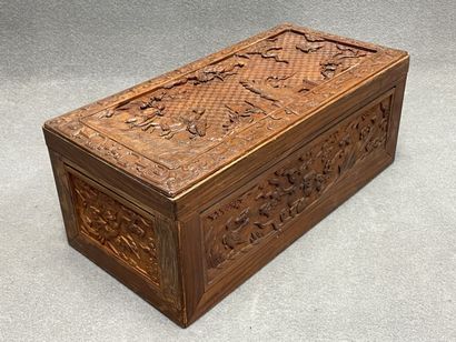 Coffret en bois exotique sculpté.
H: 19 x...