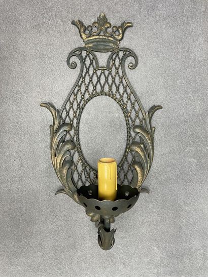 Grande applique en tôle patinée surmontée...