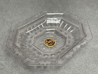 Plat en verre bohème, 1730. 
5 x 27,5 x 22...