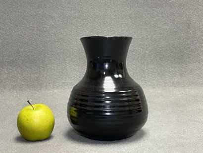 ACCOLAY:
Vase à émail noir , signé.
H: 20...