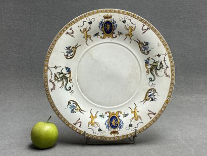 GIEN.
Plat en faïence à décor Renaissance...