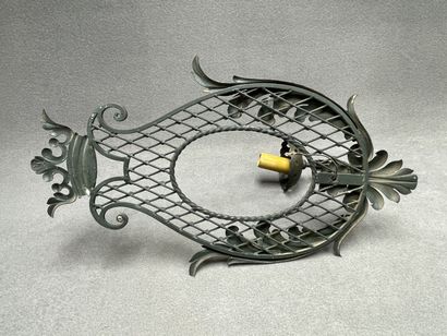 Grande applique en tôle patinée surmontée...