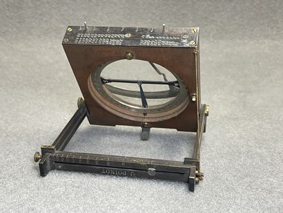 Boussole de visée d artillerie en acajou...
