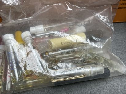 Lot de miniatures de parfum.