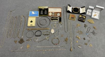 Lot de bijoux fantaisie et métal doré. 
Colliers,...