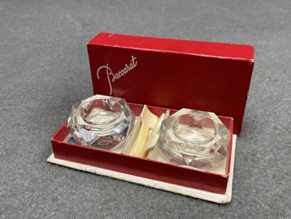 BACCARAT deux dessous de bouteille en cristal...