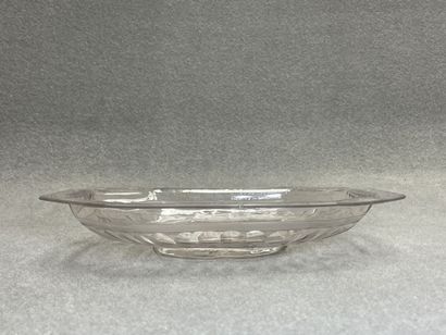 Plat en verre bohème, 1730. 
5 x 27,5 x 22...