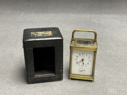 Pendulette d'officier en laiton.
En écrin...