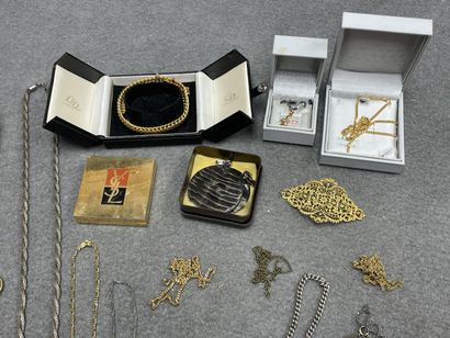 Lot de bijoux fantaisie et métal doré. 
Colliers,...
