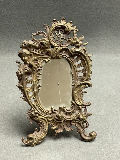 Petit miroir de table cadre en bronze. 
Style...