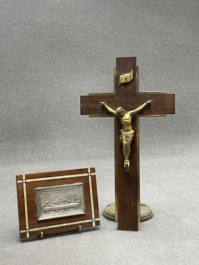Crucifix en acajou et bronze doré et plaque...