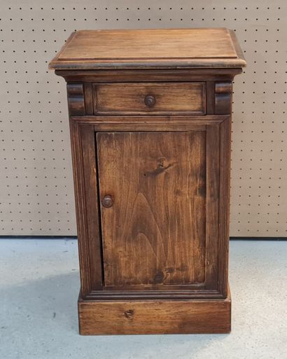 Table de chevet ouvrant à une porte et un...