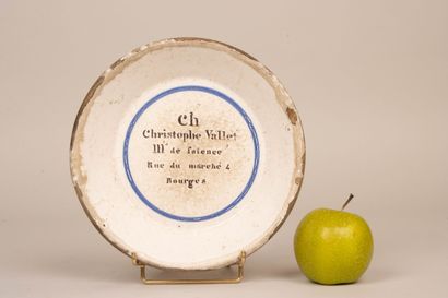 Nevers début XIX°. 
Assiette en faïence 