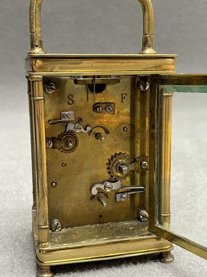 Pendulette d'officier en laiton.
En écrin...