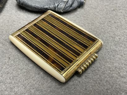 Ensemble de quatre porte monnaies, deux poudrier...