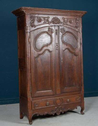 Armoire en chêne sculpté et mouluré.
Style...
