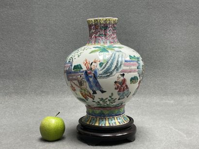 Vase en porcelaine de Chine sur socle bois....
