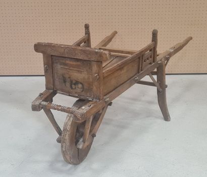 Brouette en bois sculpté
Asie début XX°
77...