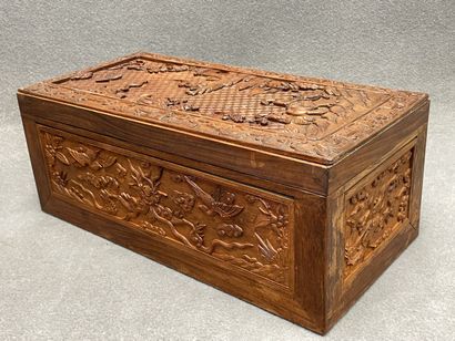 Coffret en bois exotique sculpté.
H: 19 x...