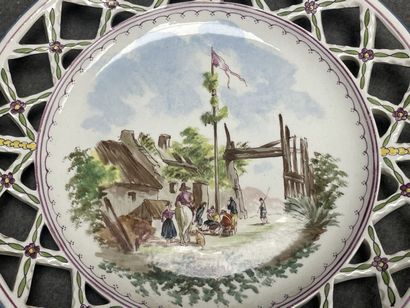 Trois assiettes en faïence ajourées à dcor...