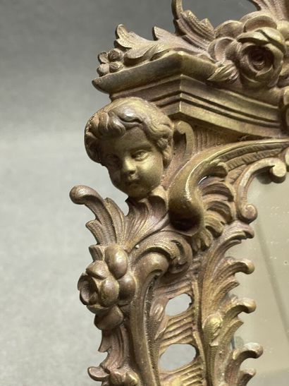 Petit miroir de table cadre en bronze. 
Style...