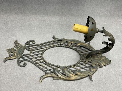 Grande applique en tôle patinée surmontée...