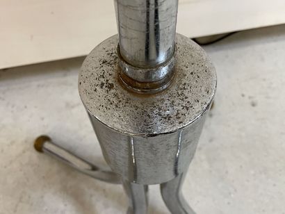 Porte manteau en métal chromé à 6 patères....