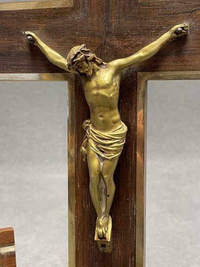 Crucifix en acajou et bronze doré et plaque...