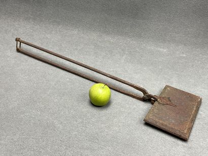 Gaufrier en fer forgé.
L. :74 cm.