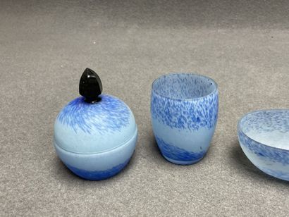 Garniture de toilette en verre marbré
H....