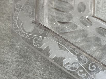 Plat en verre bohème, 1730. 
5 x 27,5 x 22...