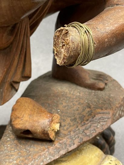 Trois statues en bois sculpté
H: 53, 34 et...