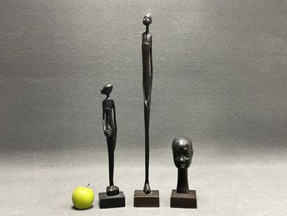 Trois sculptures africaines en ebène sculpté,...