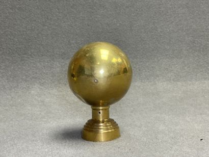 Boule d'escalier en laiton, 
H: 14 cm.
Diamètre...