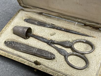 Necessaire à couture en argent et lames métal.
Poids...
