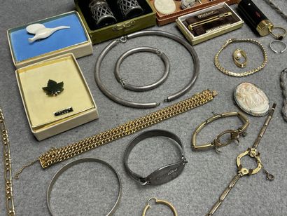 Lot de bijoux fantaisie et métal doré. 
Colliers,...