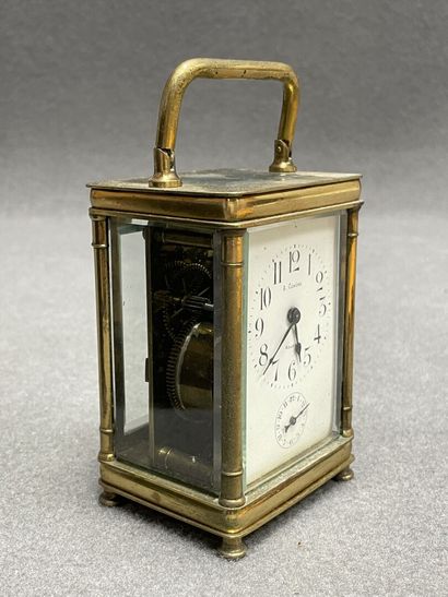 Pendulette d'officier en laiton.
En écrin...