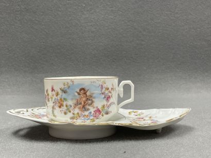 Grande tasse à chocolat en porcelaine à décor...