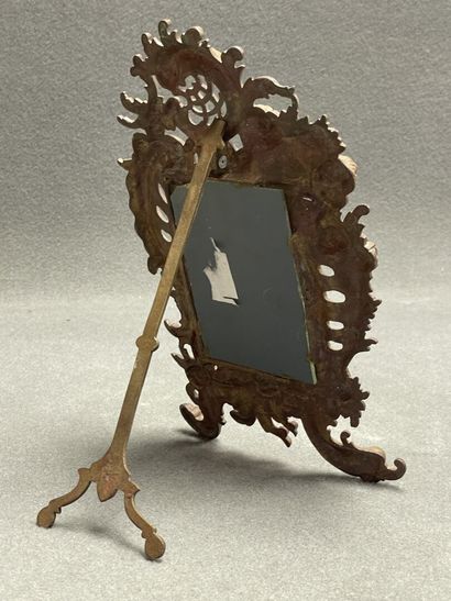 Petit miroir de table cadre en bronze. 
Style...