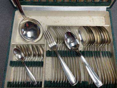 Ecrin avec Ménagère de couverts en métal...