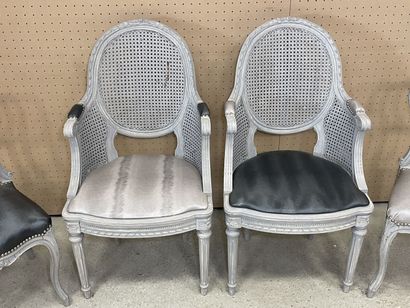 Paire de bergères de style Louis XVI et paire...