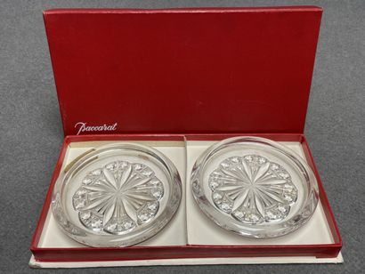 BACCARAT deux dessous de bouteille en cristal...