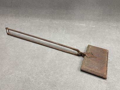 Gaufrier en fer forgé.
L. :74 cm.